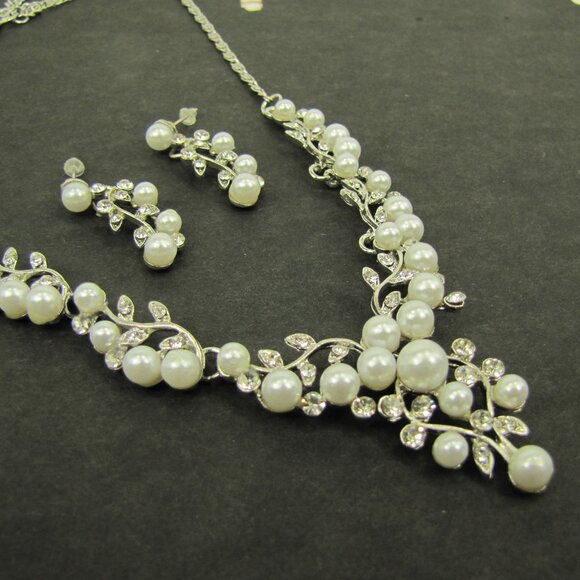 White pearl and crystal necklace and earring set in a V shape neck design, - Picture 2 of 8